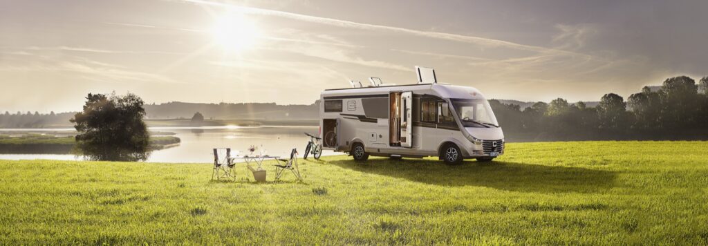 Carthago campers integraal op grasveld aan meer - camper huren