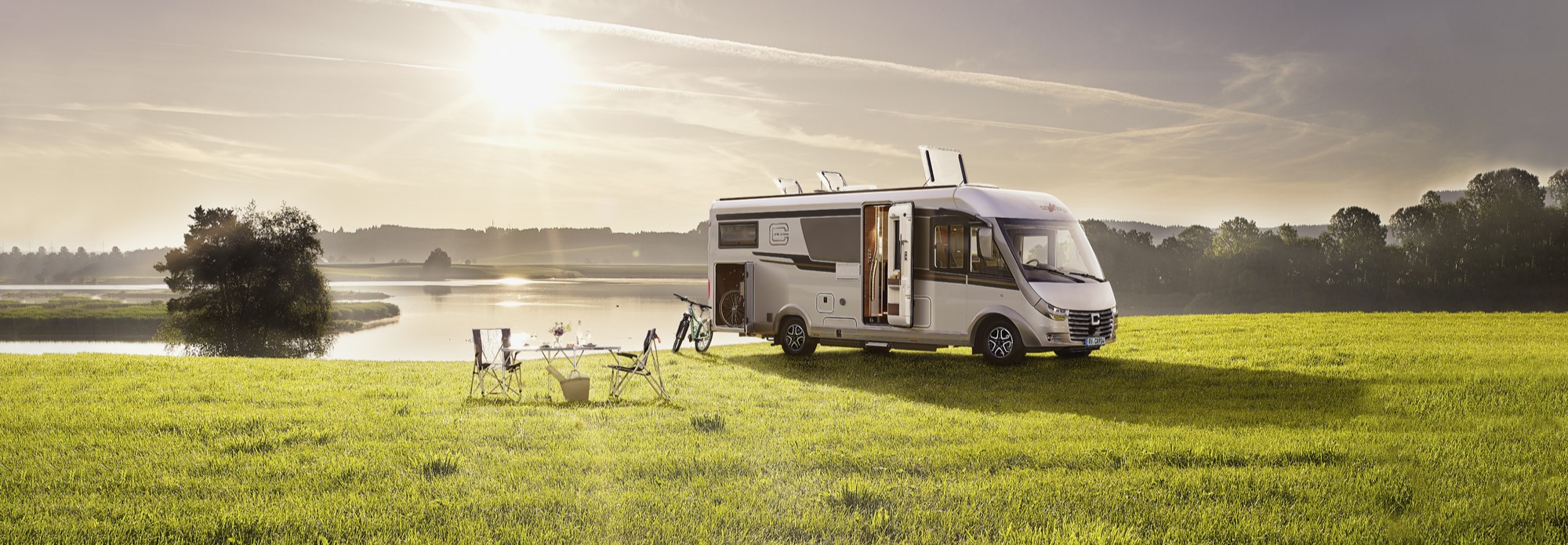 Carthago campers integraal op grasveld aan meer - camper huren