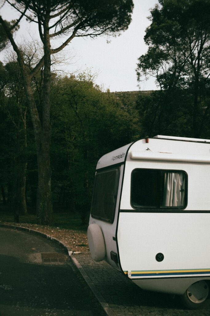 kleine caravan bij een bos