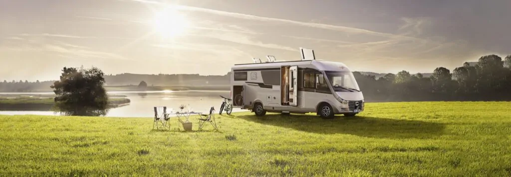 Carthago campers integraal op grasveld aan meer - camper huren