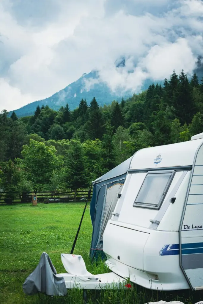 kleine caravan in de bergen
