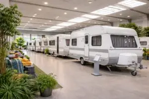 Caravans in een caravanwinkel – verschillende caravans bekijken bij de keuze caravan kopen of huren